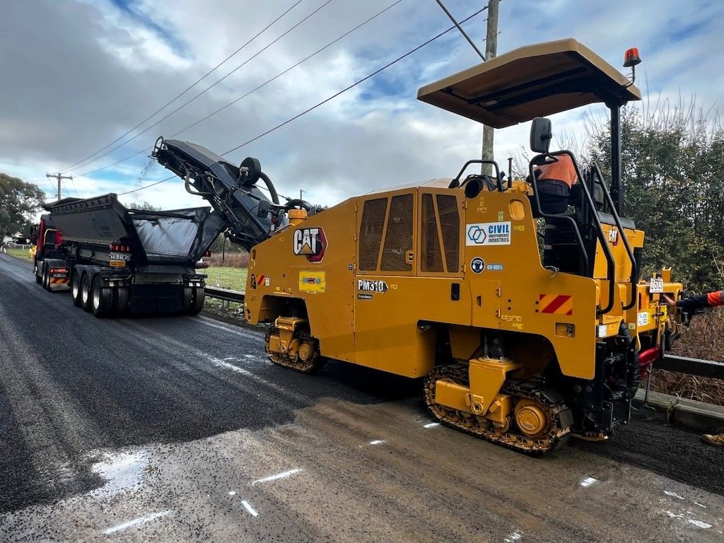 Aggregate spreader following the sprayer during a CII spray seal application